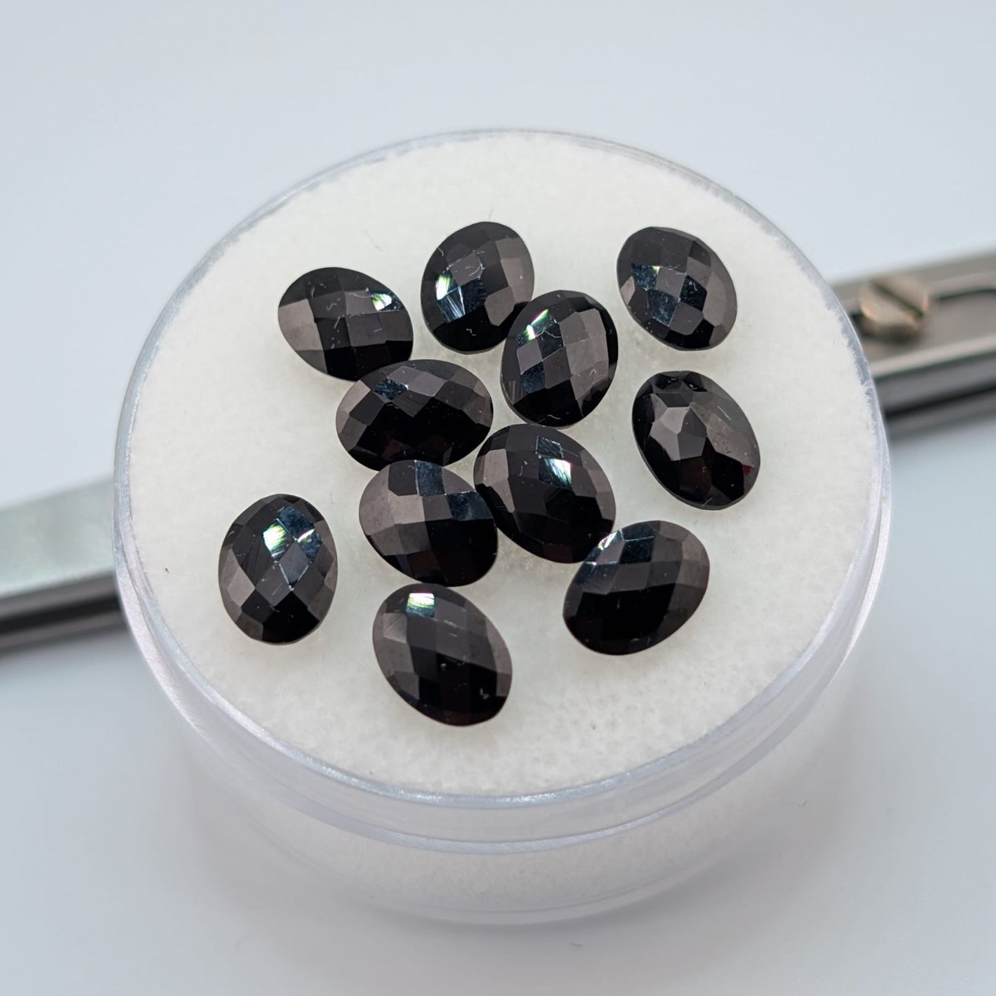 Espinela Negra Facetado Ovalado 5 mm x 7 mm