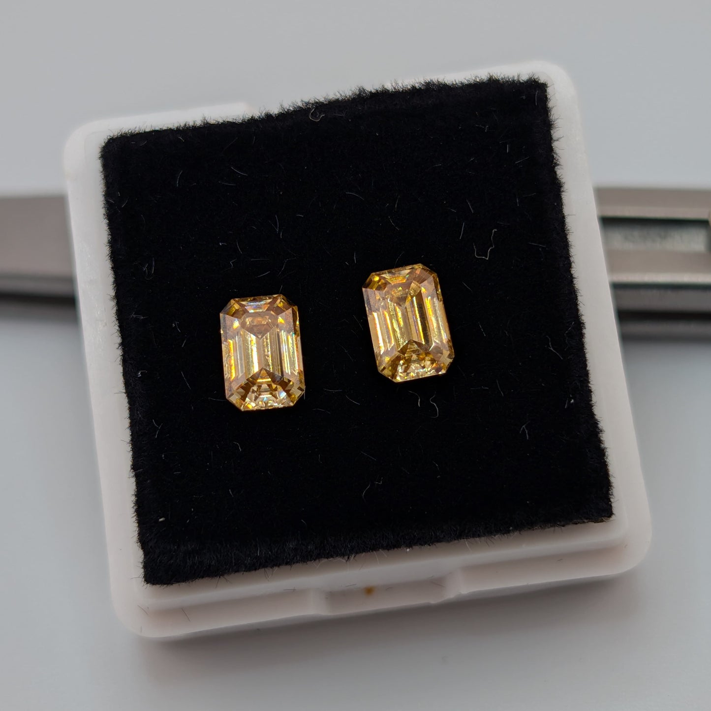 Moissanita Gold Facetado Rectángular 4 mm x 6 mm