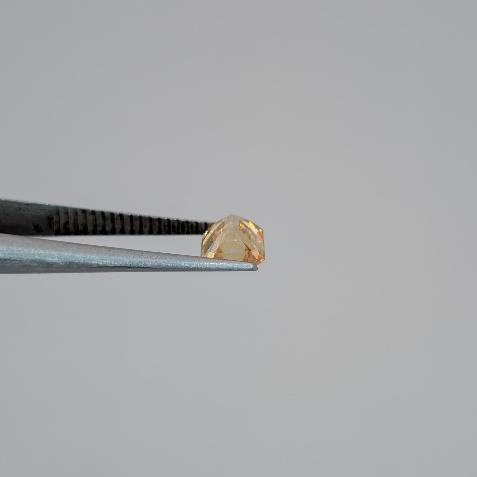 Moissanita Gold Facetado Rectángular 4 mm x 6 mm