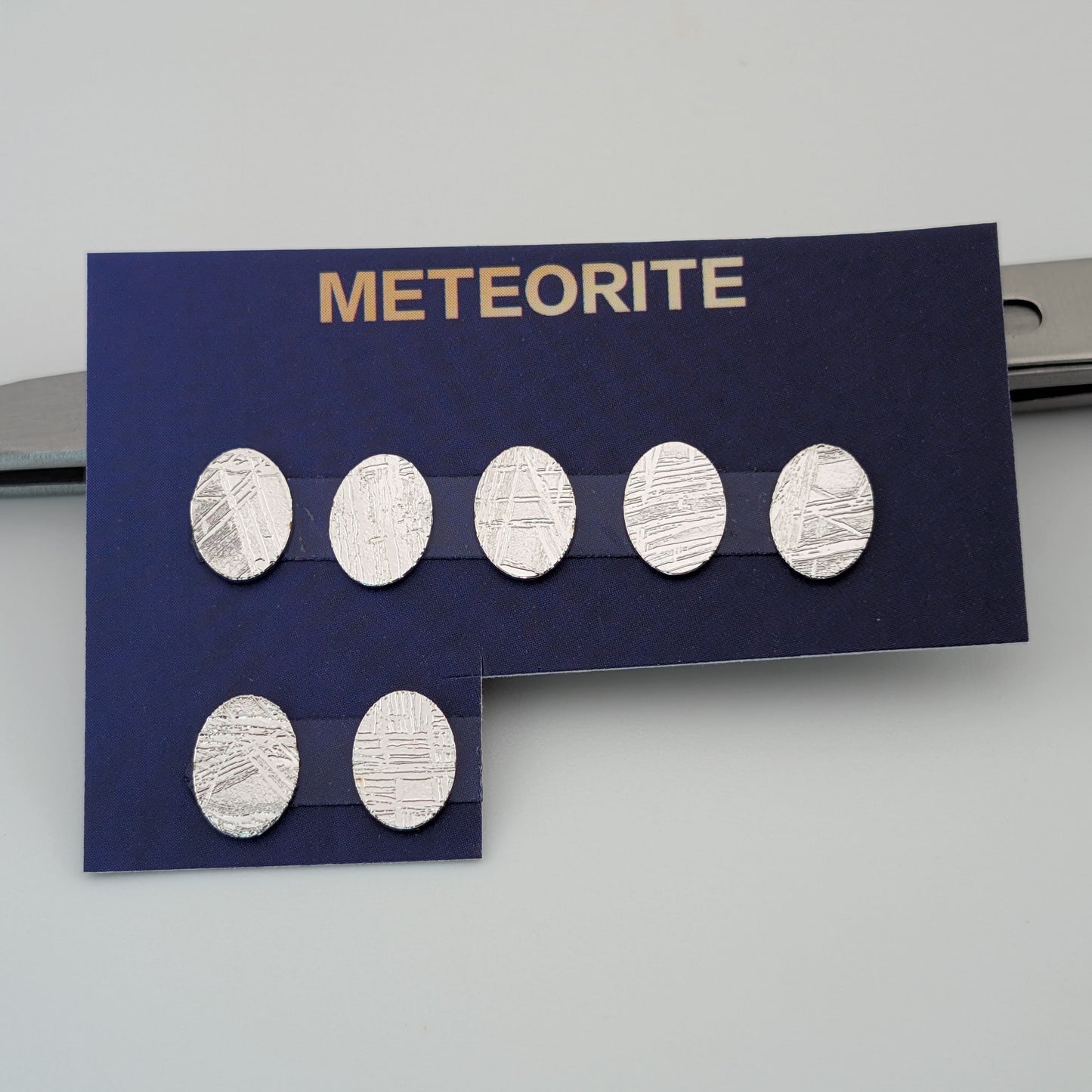 Meteorito Gris Muonionalusta Rodajas Ovalado 6 mm x 8 mm