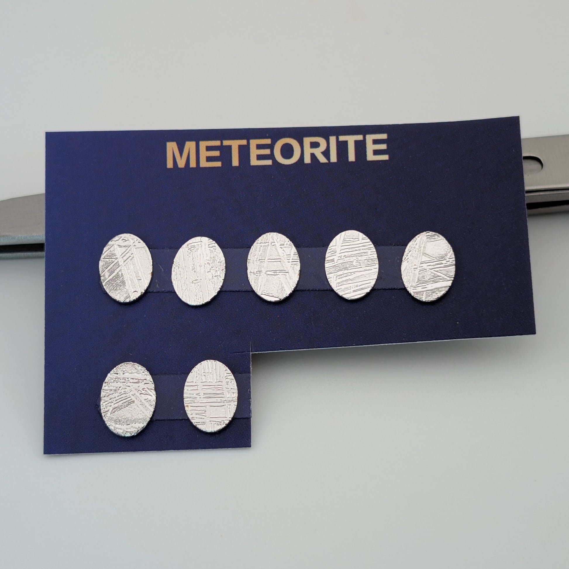 Meteorito Gris Muonionalusta Rodajas Ovalado 6 mm x 8 mm