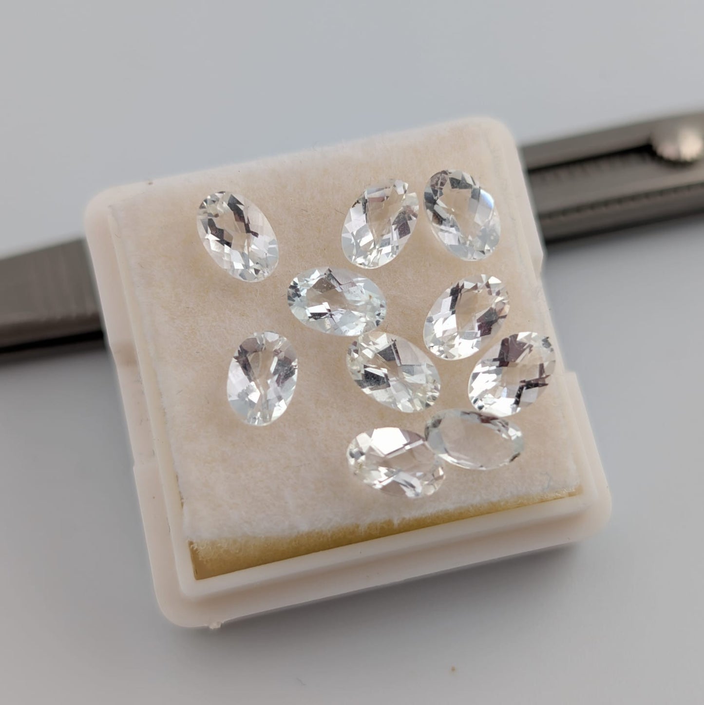 Topacio blanco Facetado Ovalado 4 mm x 6 mm