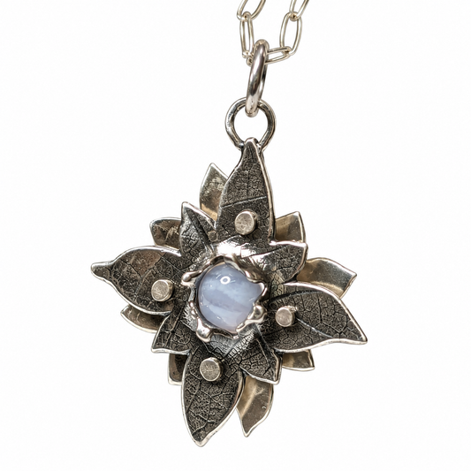 Collar Hoja River Flower de Plata con Ágata Lazo Azul 3.2 cm