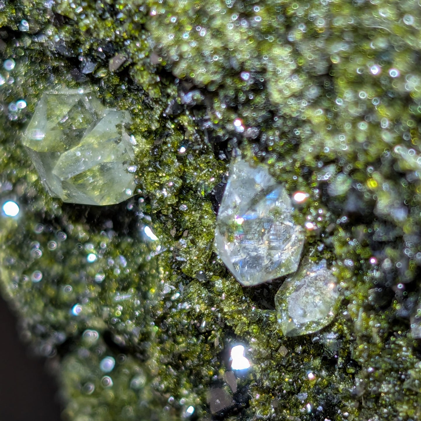 Epidota (base de acrílico)