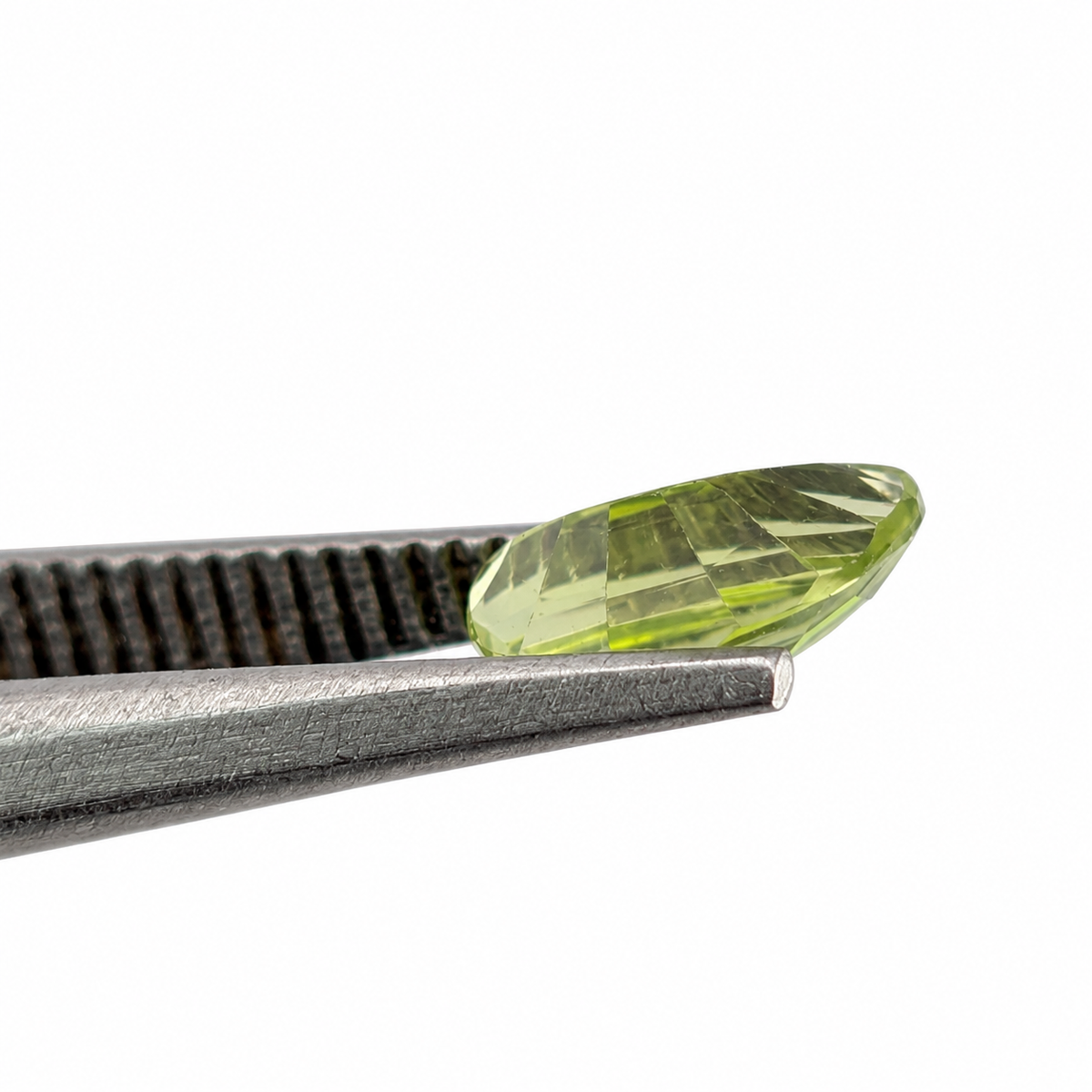 Peridoto Facetado Forma Libre 6 x 4  mm