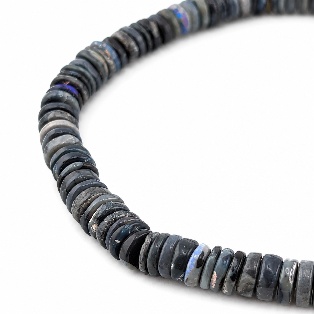 Pulsera elástica de ópalo negro australiano 34ct