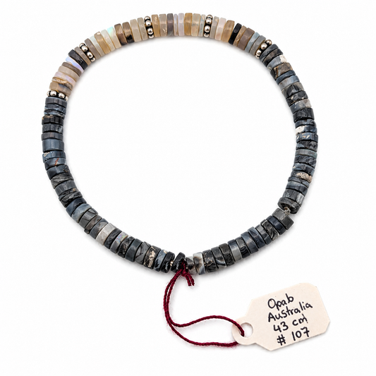 Pulsera elástica de ópalo negro australiano 43ct