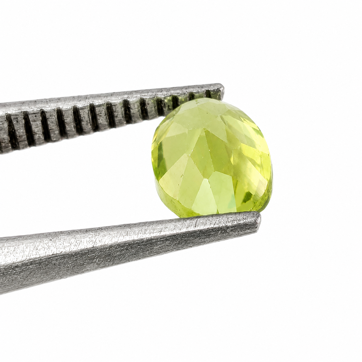 Peridoto Facetado Ovalado 6 mm x 4 mm