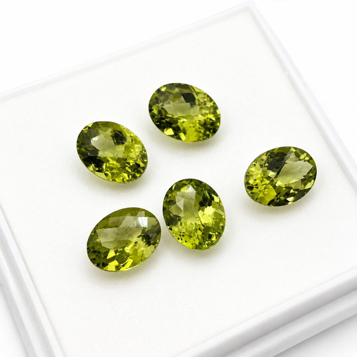 Peridoto Verde Facetado Ovalado 8 mm x 6 mm
