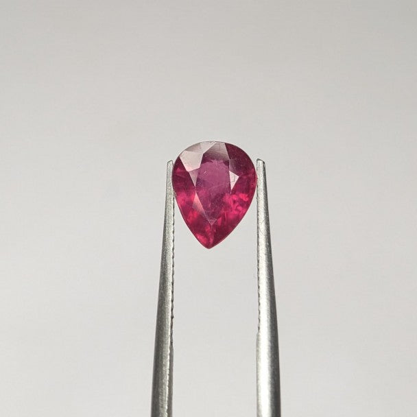 Rubí Rojo Facetado Pera 8 x 6 mm