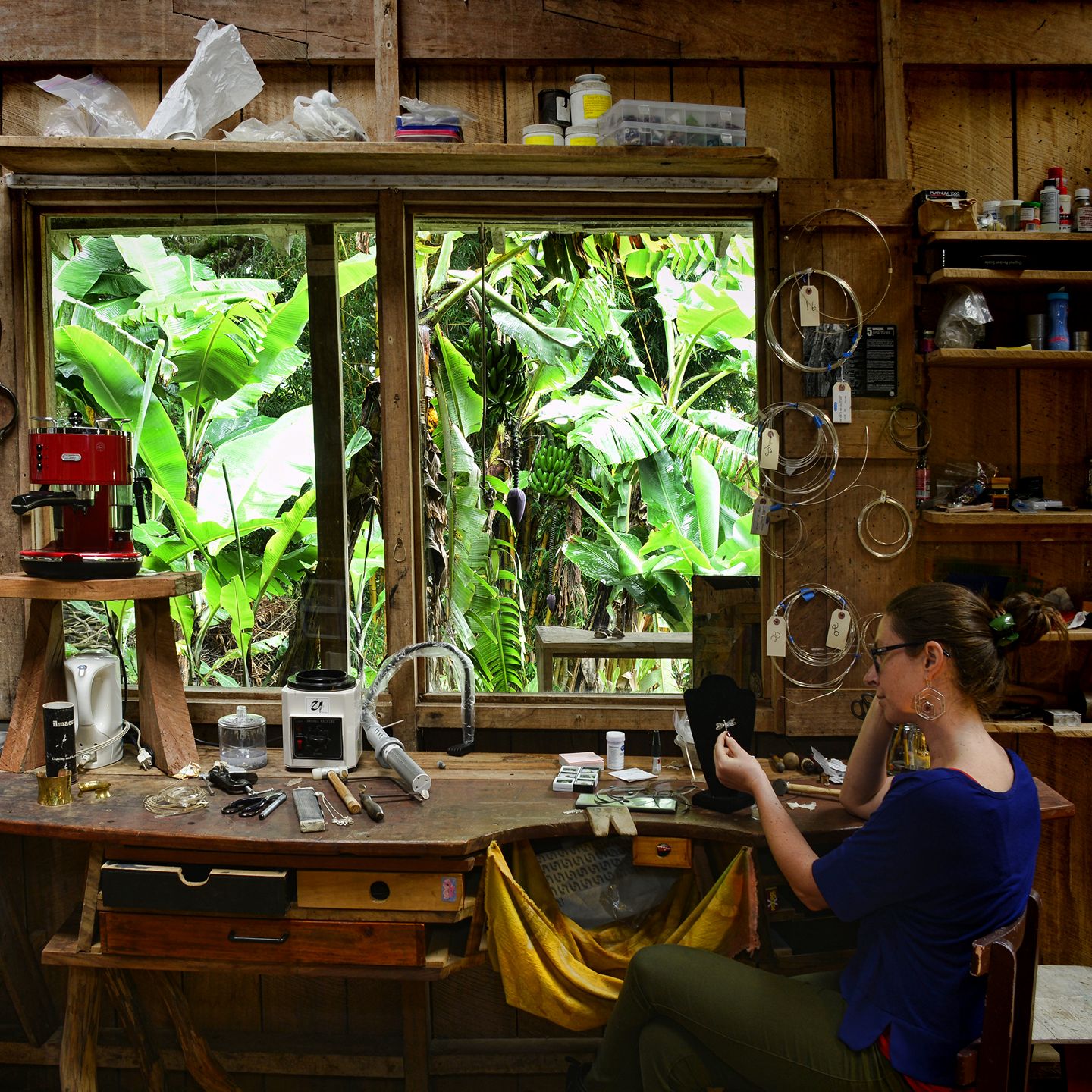 Taller de joyería de Monteverde Stones, con vista al bosque